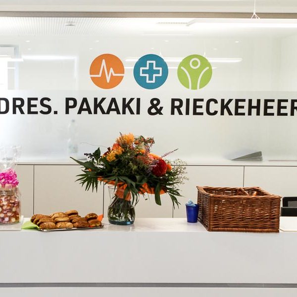 Empfangsbereich mit Logo