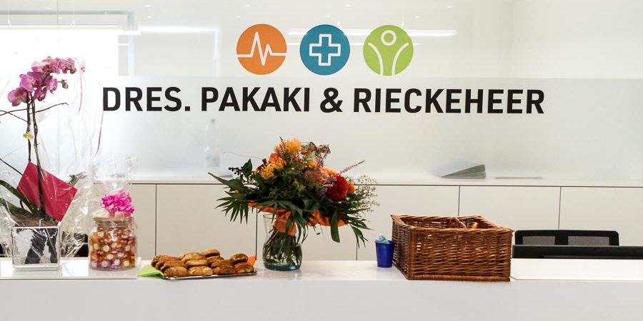 Empfangsbereich mit Logo